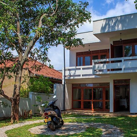 The Vintage Club Hostel Dehiwala-Mount Lavinia Exteriör bild